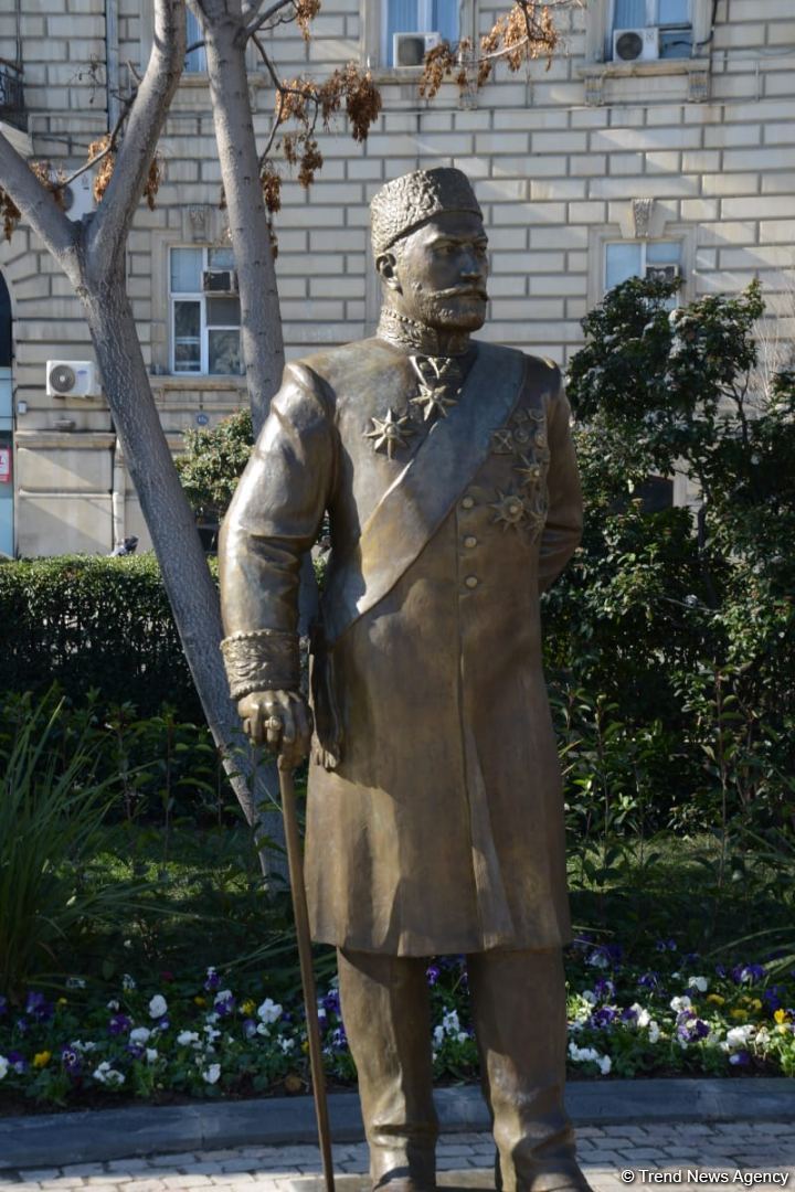 Bakı sakinləri Hacı Zeynalabdin Tağıyevə verilən yüksək dəyərə görə Prezident İlham Əliyevə təşəkkür edib (FOTO/VİDEO)