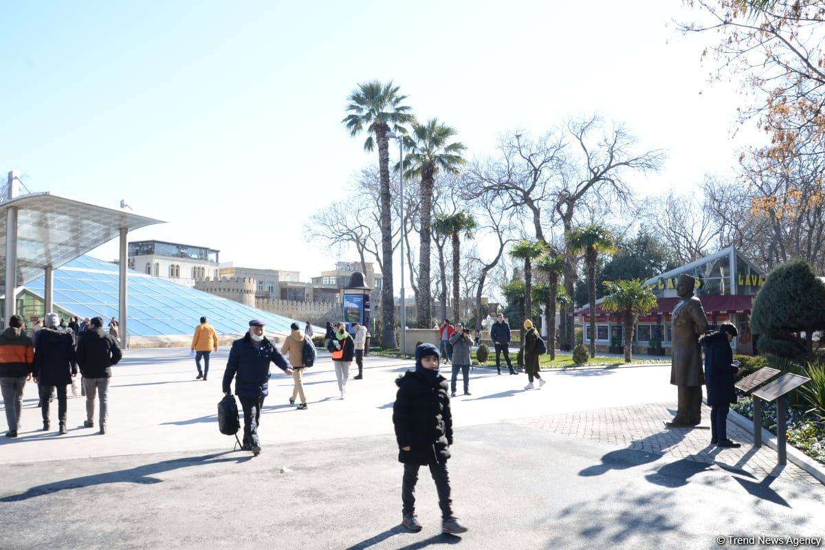 Bakı sakinləri Hacı Zeynalabdin Tağıyevə verilən yüksək dəyərə görə Prezident İlham Əliyevə təşəkkür edib (FOTO/VİDEO)