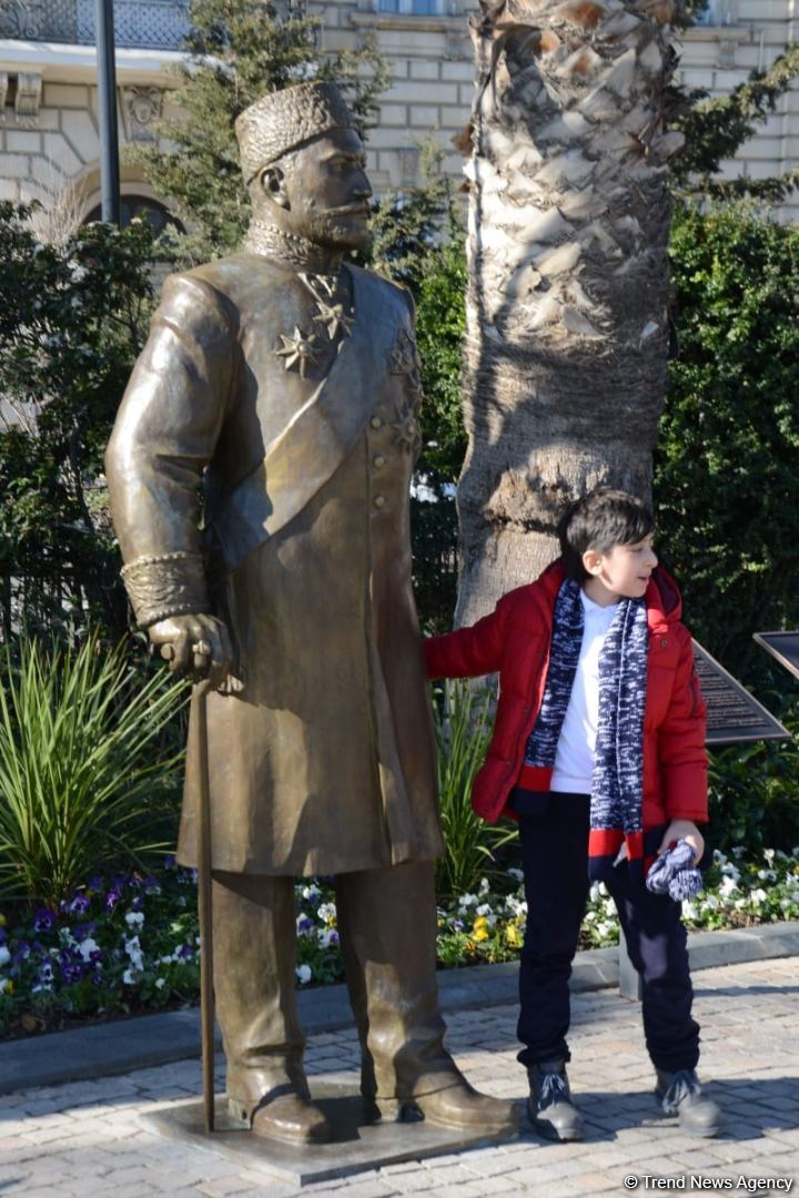 Bakı sakinləri Hacı Zeynalabdin Tağıyevə verilən yüksək dəyərə görə Prezident İlham Əliyevə təşəkkür edib (FOTO/VİDEO)