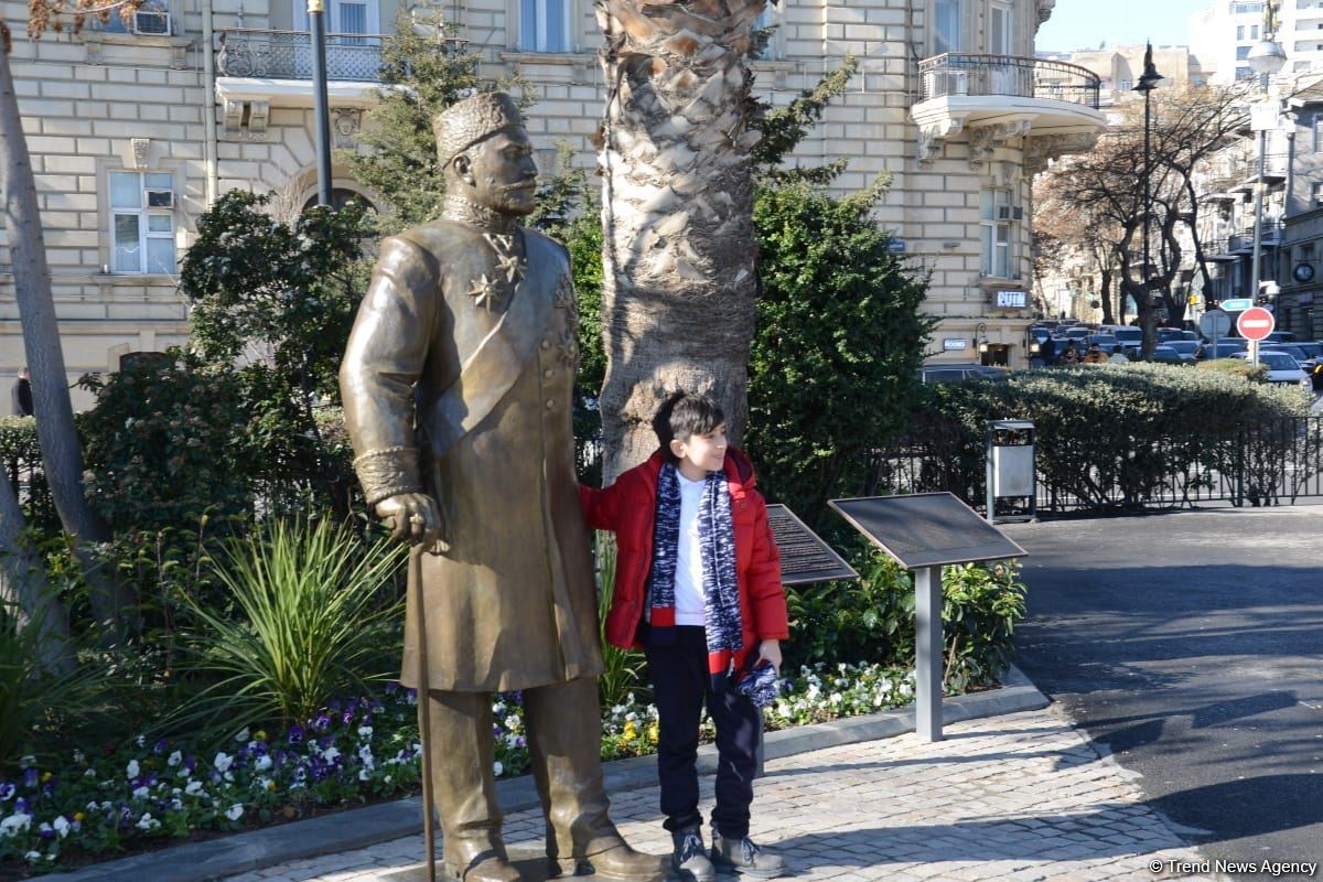Bakı sakinləri Hacı Zeynalabdin Tağıyevə verilən yüksək dəyərə görə Prezident İlham Əliyevə təşəkkür edib (FOTO/VİDEO)