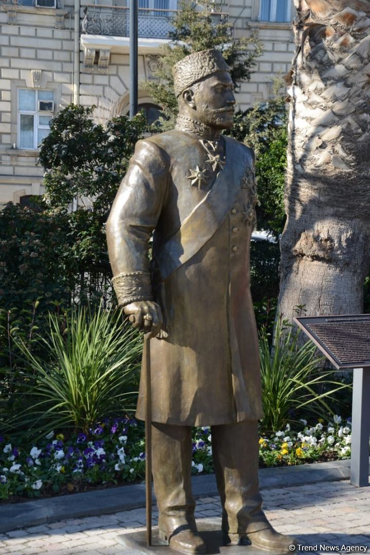 Bakı sakinləri Hacı Zeynalabdin Tağıyevə verilən yüksək dəyərə görə Prezident İlham Əliyevə təşəkkür edib (FOTO/VİDEO)