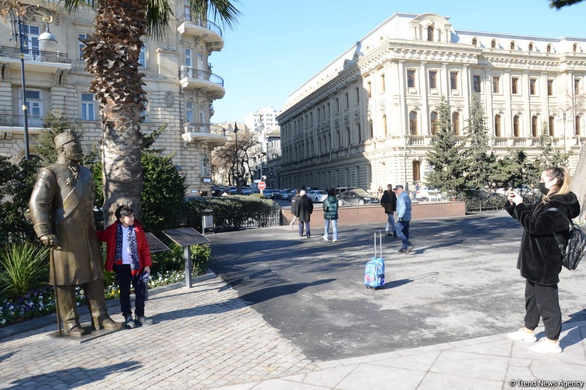 Bakı sakinləri Hacı Zeynalabdin Tağıyevə verilən yüksək dəyərə görə Prezident İlham Əliyevə təşəkkür edib (FOTO/VİDEO)