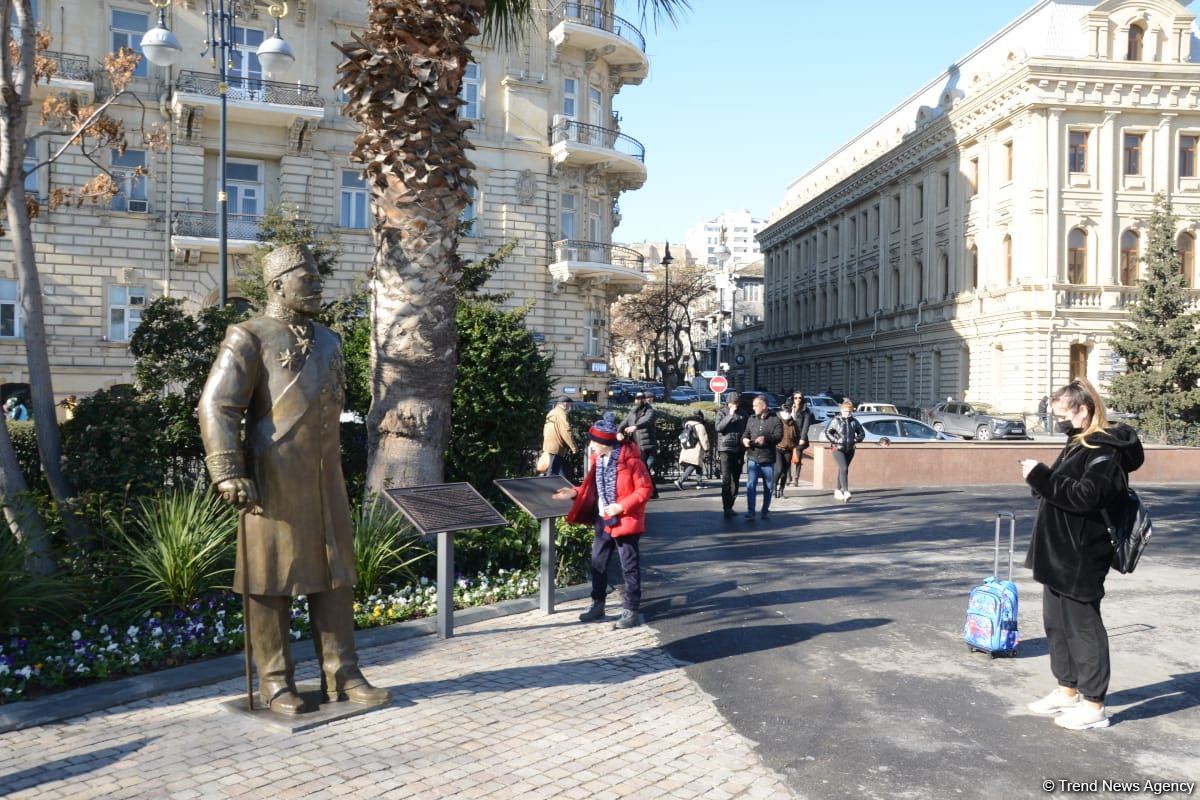 Bakı sakinləri Hacı Zeynalabdin Tağıyevə verilən yüksək dəyərə görə Prezident İlham Əliyevə təşəkkür edib (FOTO/VİDEO)