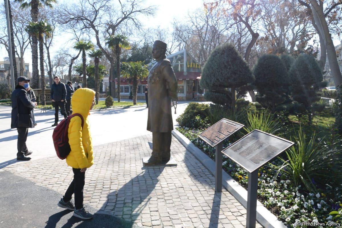 Bakı sakinləri Hacı Zeynalabdin Tağıyevə verilən yüksək dəyərə görə Prezident İlham Əliyevə təşəkkür edib (FOTO/VİDEO)