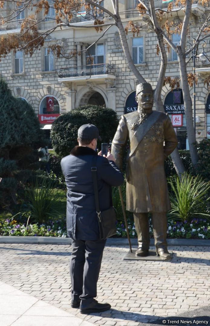 Bakı sakinləri Hacı Zeynalabdin Tağıyevə verilən yüksək dəyərə görə Prezident İlham Əliyevə təşəkkür edib (FOTO/VİDEO)