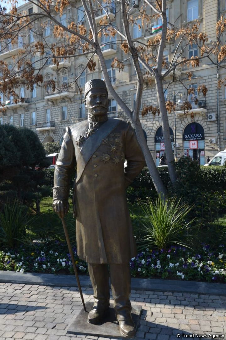 Bakı sakinləri Hacı Zeynalabdin Tağıyevə verilən yüksək dəyərə görə Prezident İlham Əliyevə təşəkkür edib (FOTO/VİDEO)