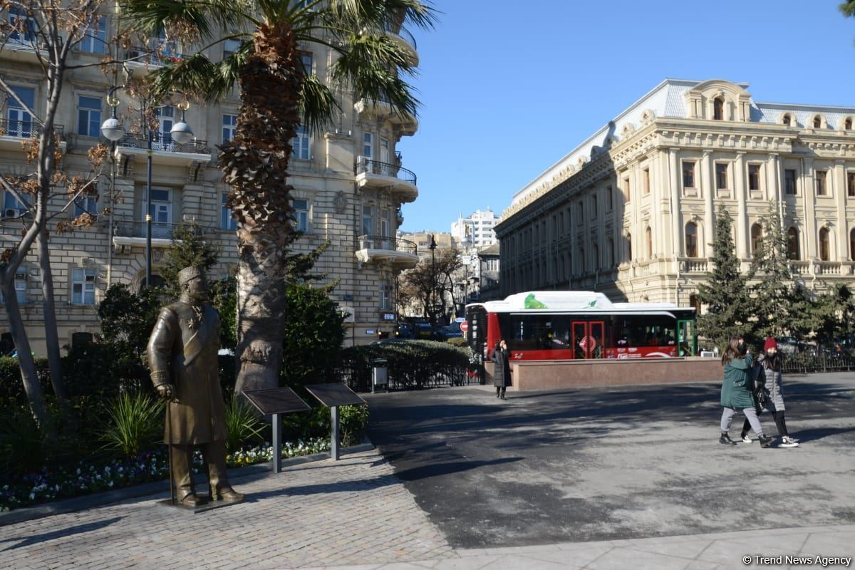 Bakı sakinləri Hacı Zeynalabdin Tağıyevə verilən yüksək dəyərə görə Prezident İlham Əliyevə təşəkkür edib (FOTO/VİDEO)