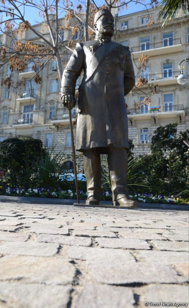 Bakı sakinləri Hacı Zeynalabdin Tağıyevə verilən yüksək dəyərə görə Prezident İlham Əliyevə təşəkkür edib (FOTO/VİDEO)