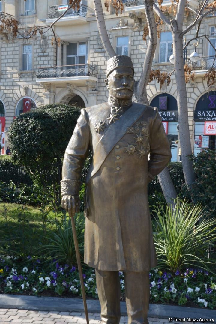 Bakı sakinləri Hacı Zeynalabdin Tağıyevə verilən yüksək dəyərə görə Prezident İlham Əliyevə təşəkkür edib (FOTO/VİDEO)