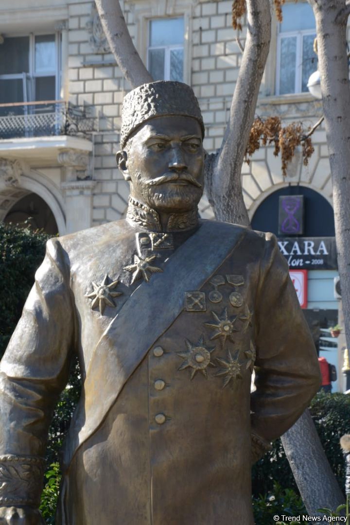 Bakı sakinləri Hacı Zeynalabdin Tağıyevə verilən yüksək dəyərə görə Prezident İlham Əliyevə təşəkkür edib (FOTO/VİDEO)