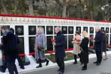 Avropa İttifaqı ölkələrinin səfirləri Şəhidlər Xiyabanını ziyarət edib (FOTO)