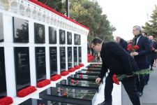 Avropa İttifaqı ölkələrinin səfirləri Şəhidlər Xiyabanını ziyarət edib (FOTO)