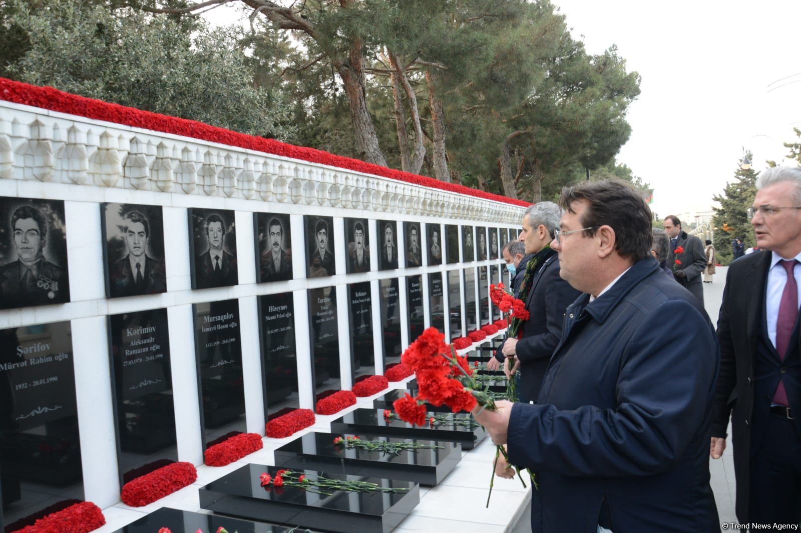 Avropa İttifaqı ölkələrinin səfirləri Şəhidlər Xiyabanını ziyarət edib (FOTO)