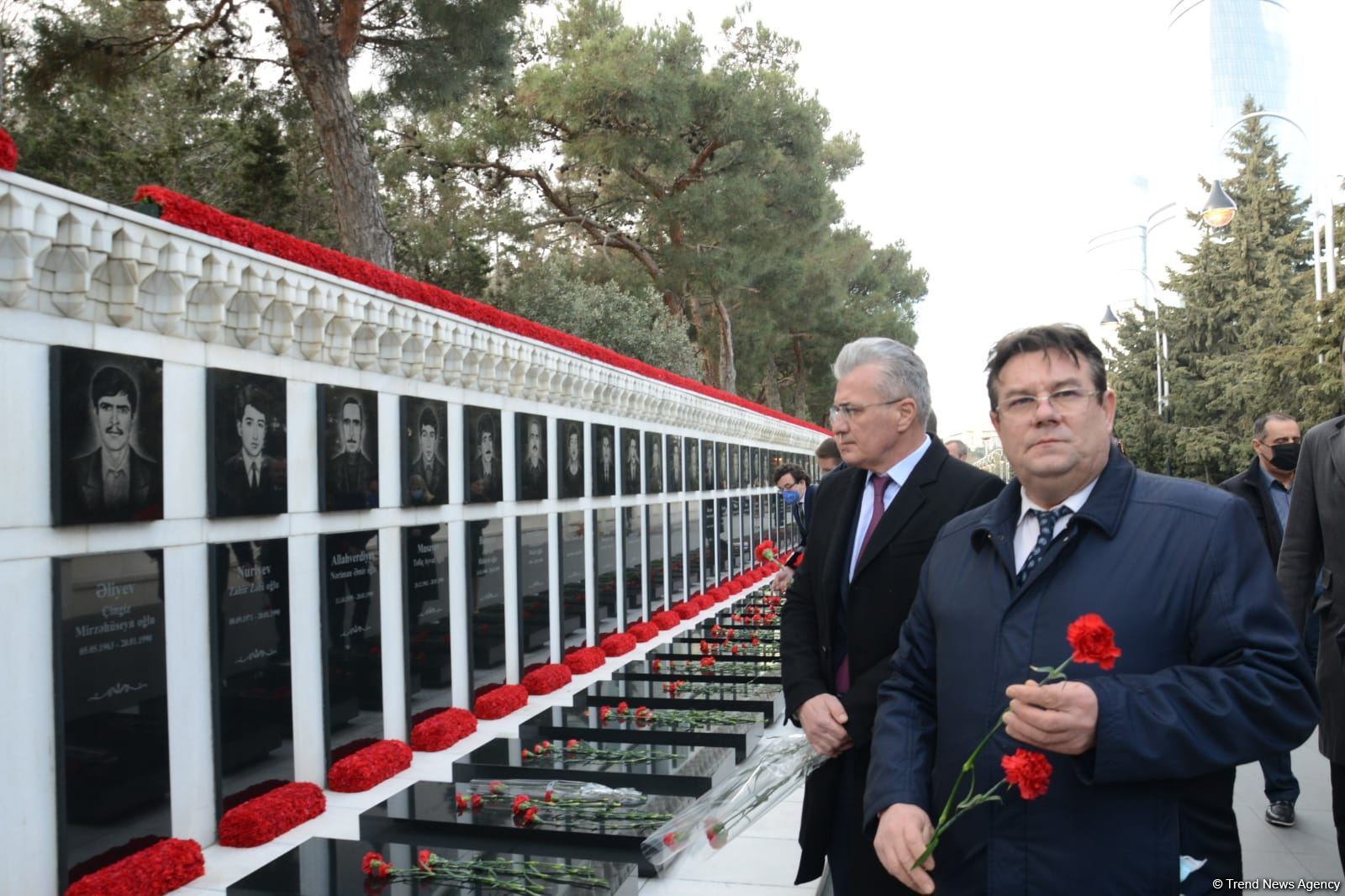 Avropa İttifaqı ölkələrinin səfirləri Şəhidlər Xiyabanını ziyarət edib (FOTO)