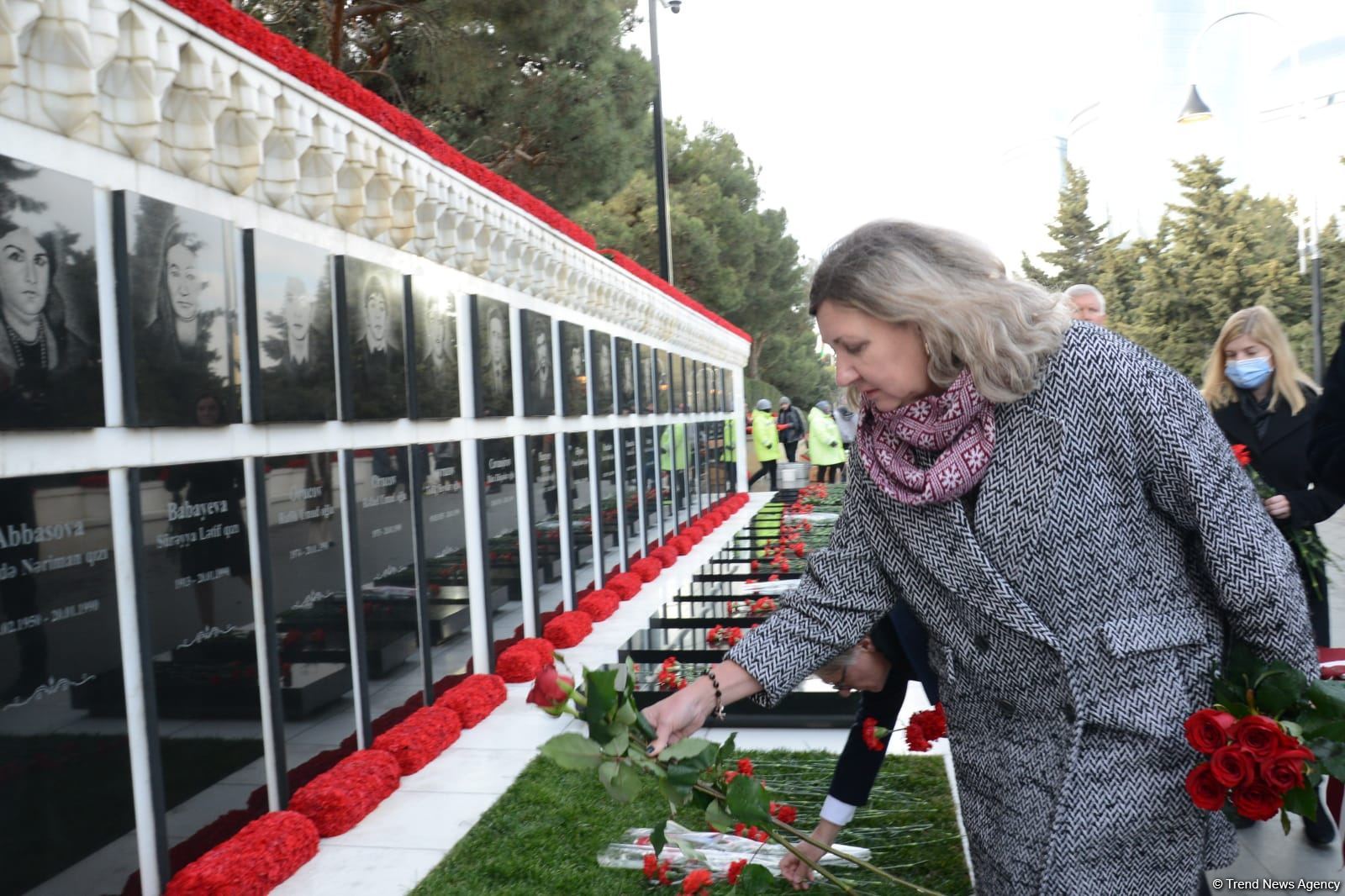 Avropa İttifaqı ölkələrinin səfirləri Şəhidlər Xiyabanını ziyarət edib (FOTO)