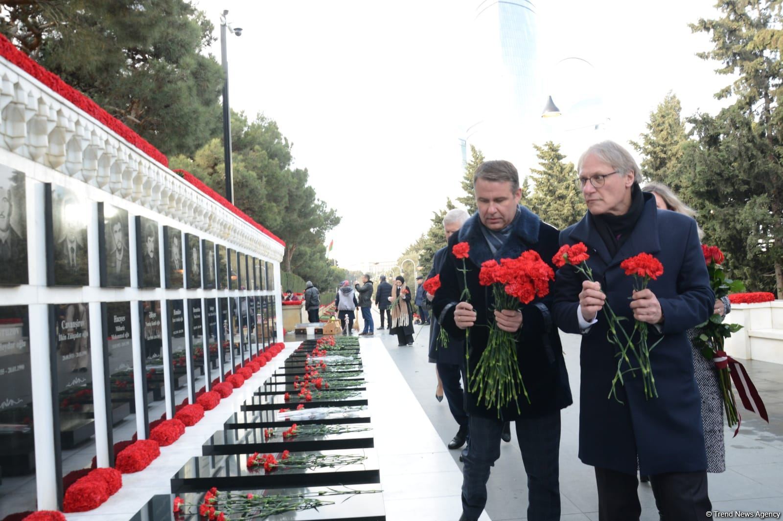 Avropa İttifaqı ölkələrinin səfirləri Şəhidlər Xiyabanını ziyarət edib (FOTO)