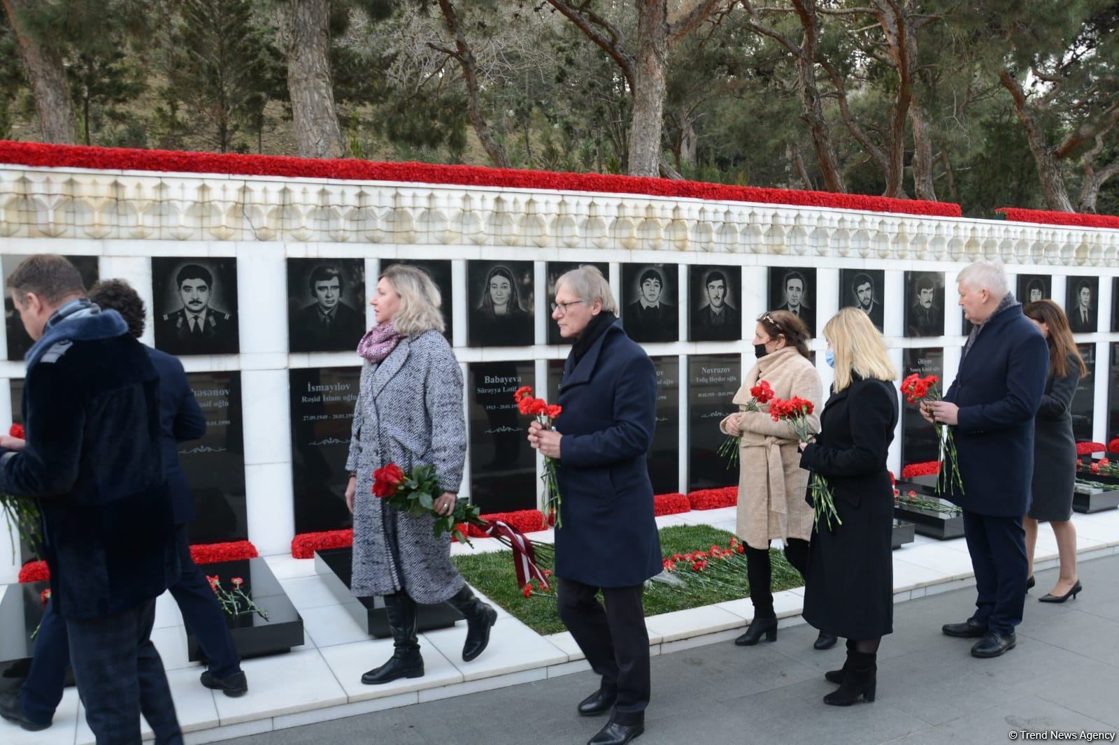 Avropa İttifaqı ölkələrinin səfirləri Şəhidlər Xiyabanını ziyarət edib (FOTO)