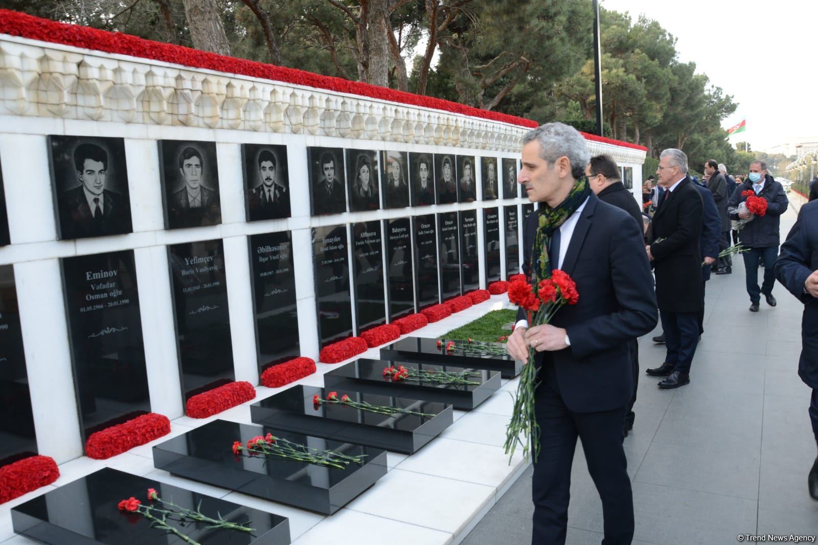 Avropa İttifaqı ölkələrinin səfirləri Şəhidlər Xiyabanını ziyarət edib (FOTO)