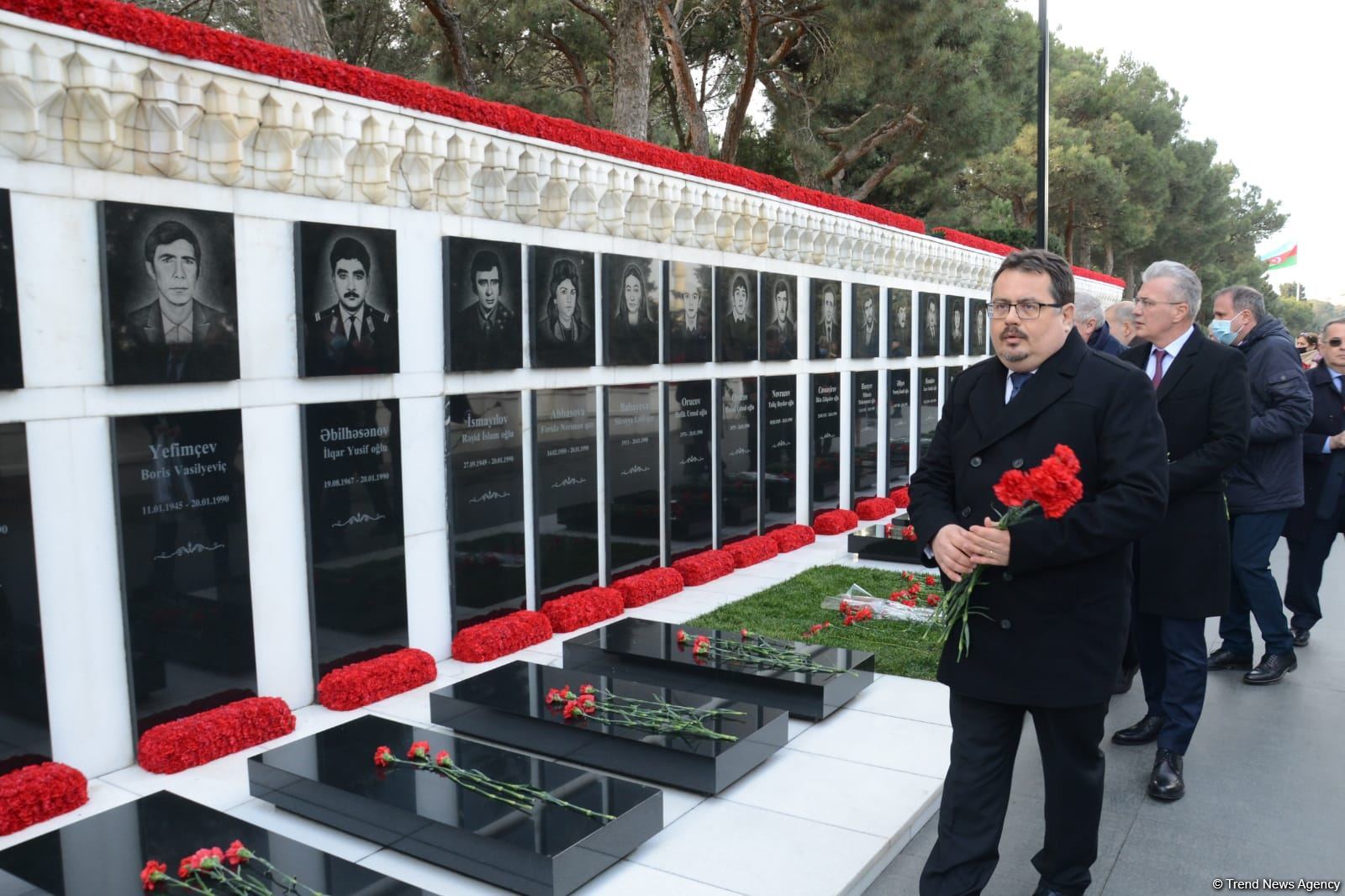 Avropa İttifaqı ölkələrinin səfirləri Şəhidlər Xiyabanını ziyarət edib (FOTO)
