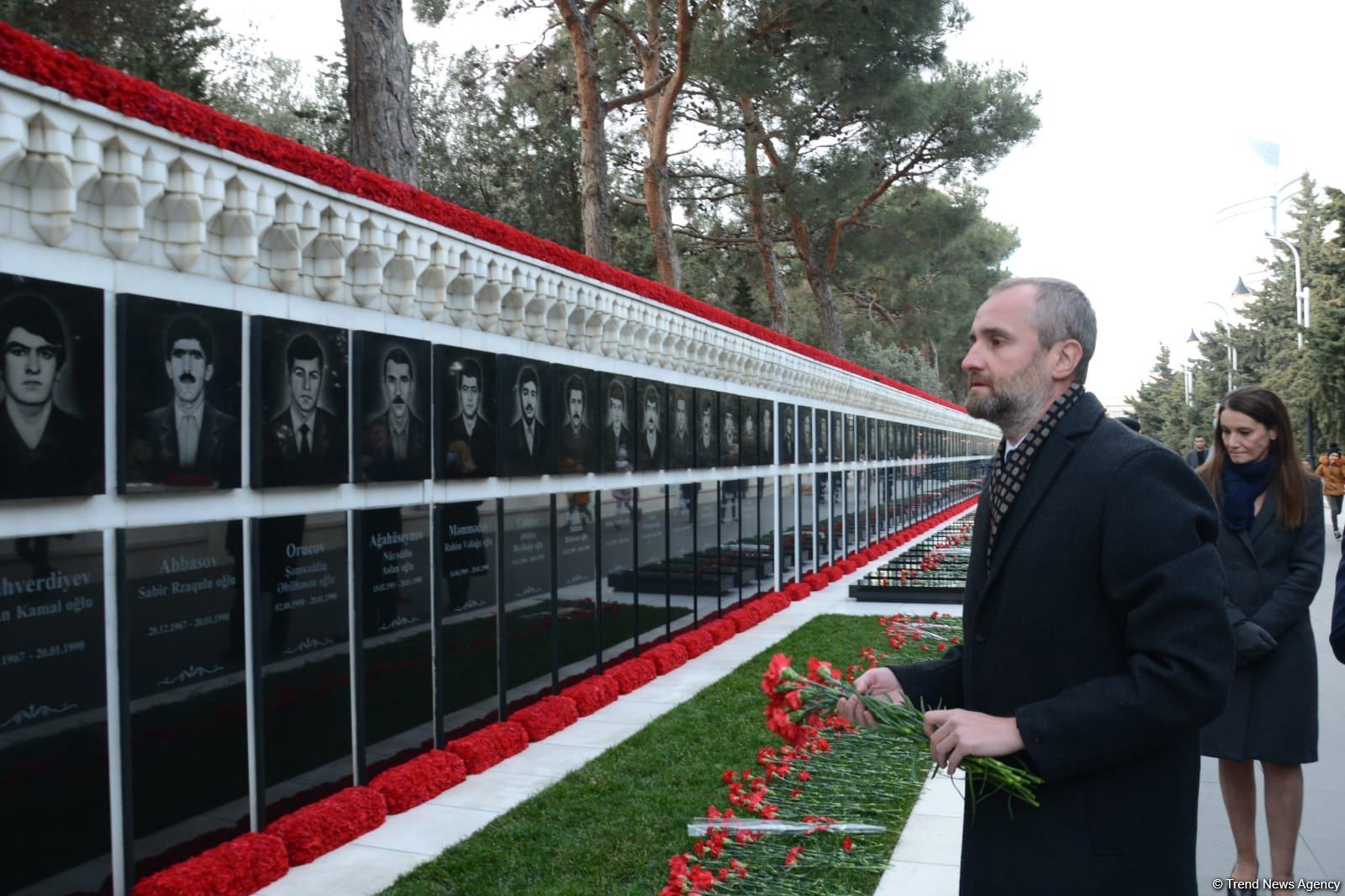 Avropa İttifaqı ölkələrinin səfirləri Şəhidlər Xiyabanını ziyarət edib (FOTO)
