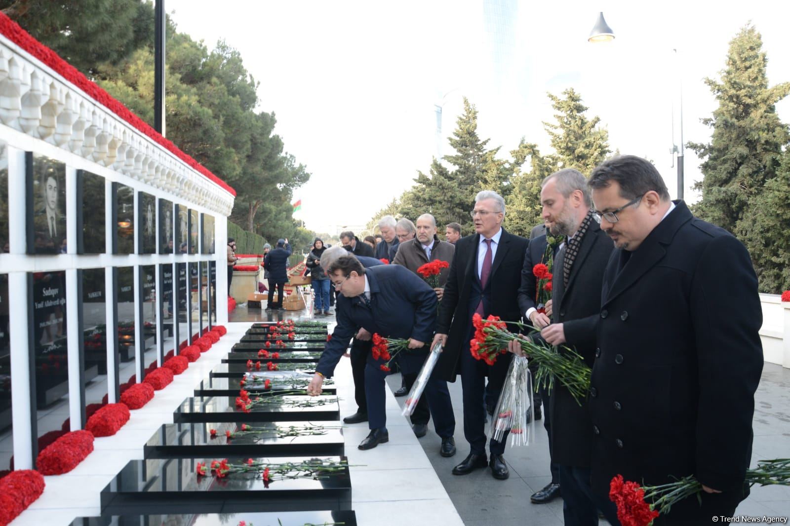 Avropa İttifaqı ölkələrinin səfirləri Şəhidlər Xiyabanını ziyarət edib (FOTO)