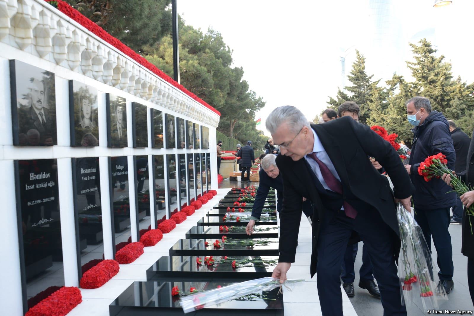 Avropa İttifaqı ölkələrinin səfirləri Şəhidlər Xiyabanını ziyarət edib (FOTO)