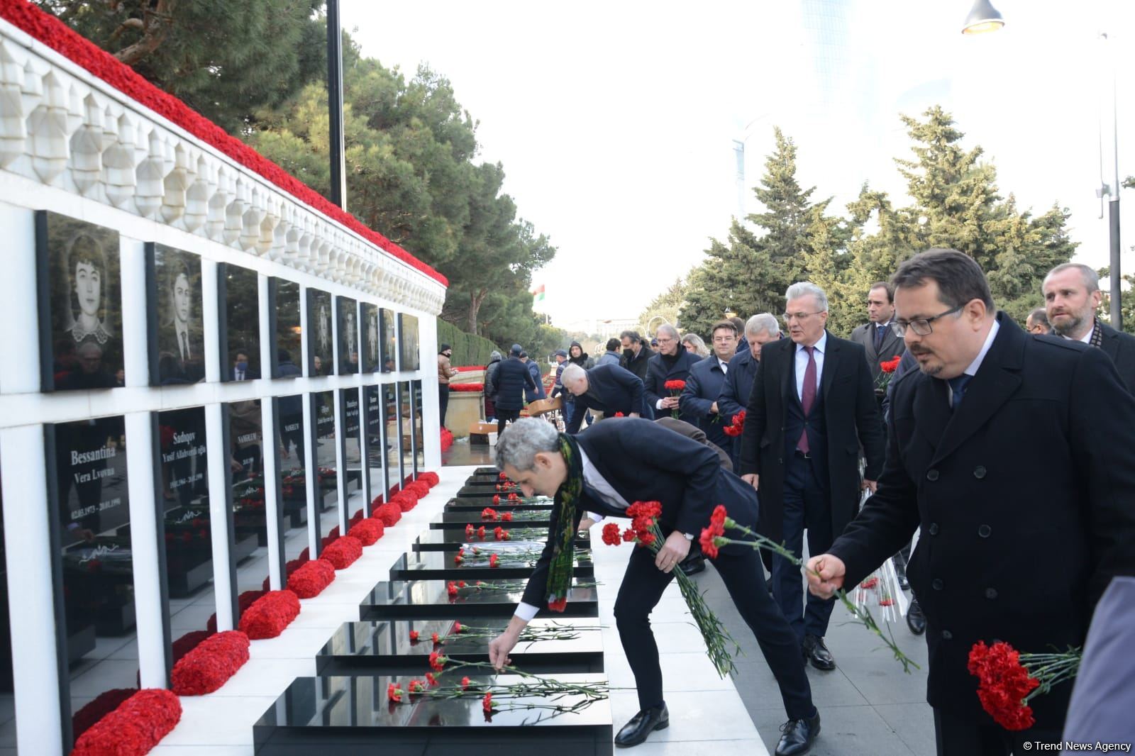 Avropa İttifaqı ölkələrinin səfirləri Şəhidlər Xiyabanını ziyarət edib (FOTO)