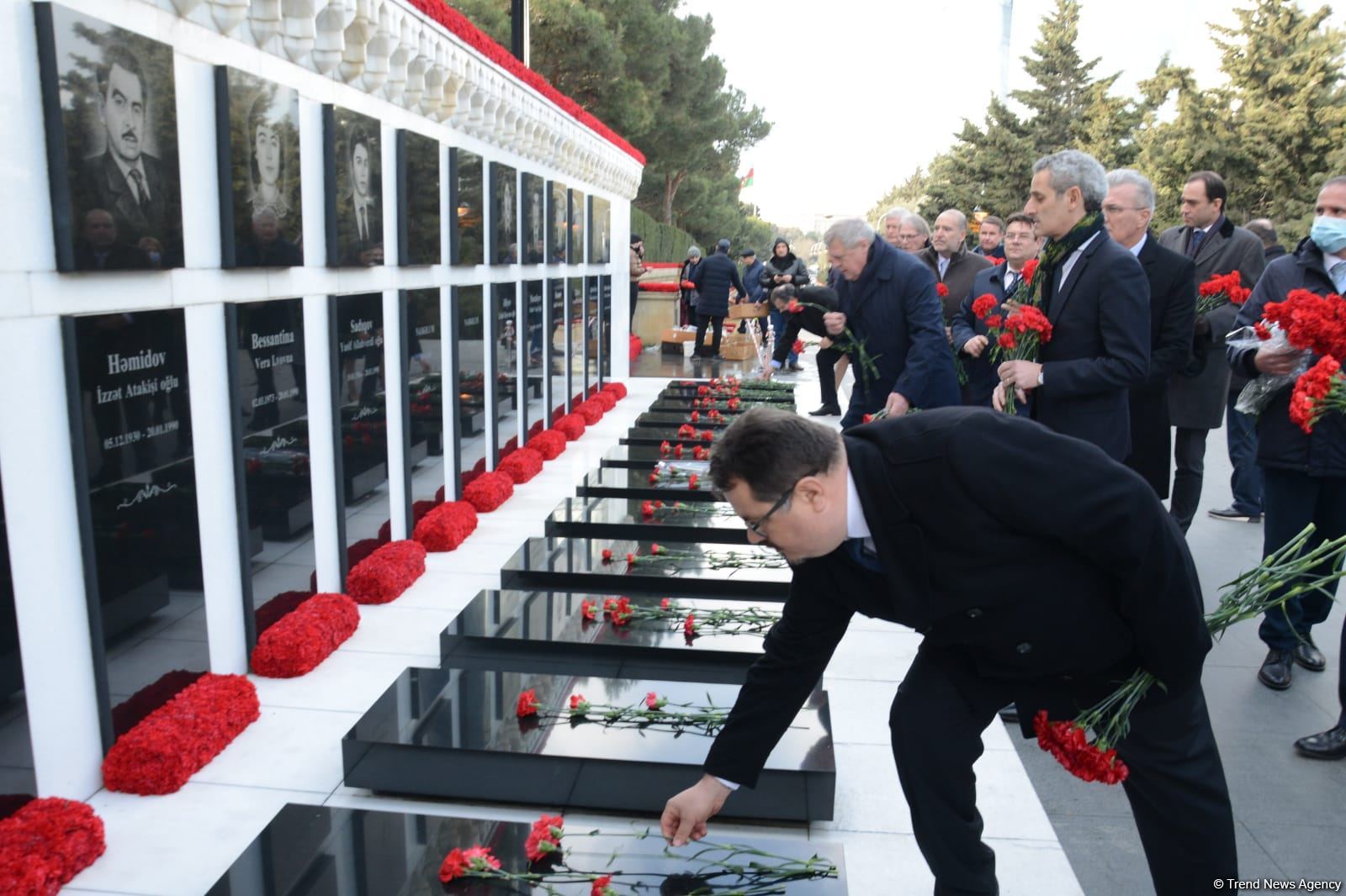 Avropa İttifaqı ölkələrinin səfirləri Şəhidlər Xiyabanını ziyarət edib (FOTO)