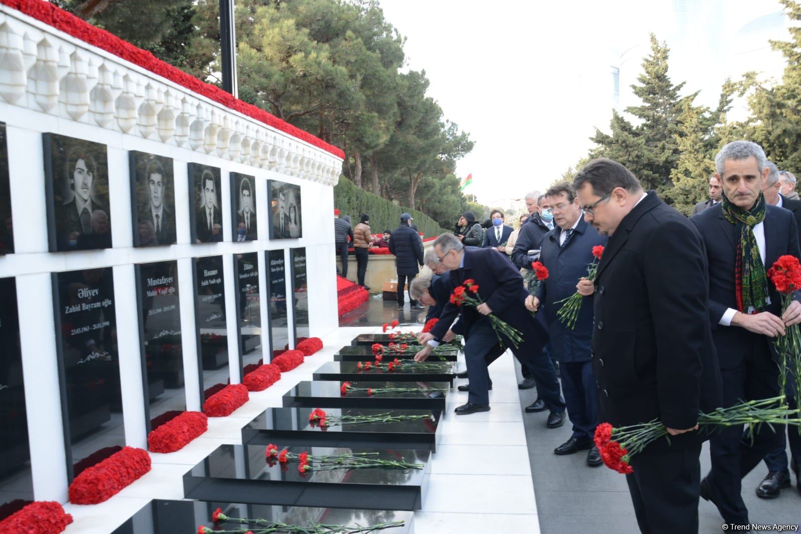 Avropa İttifaqı ölkələrinin səfirləri Şəhidlər Xiyabanını ziyarət edib (FOTO)