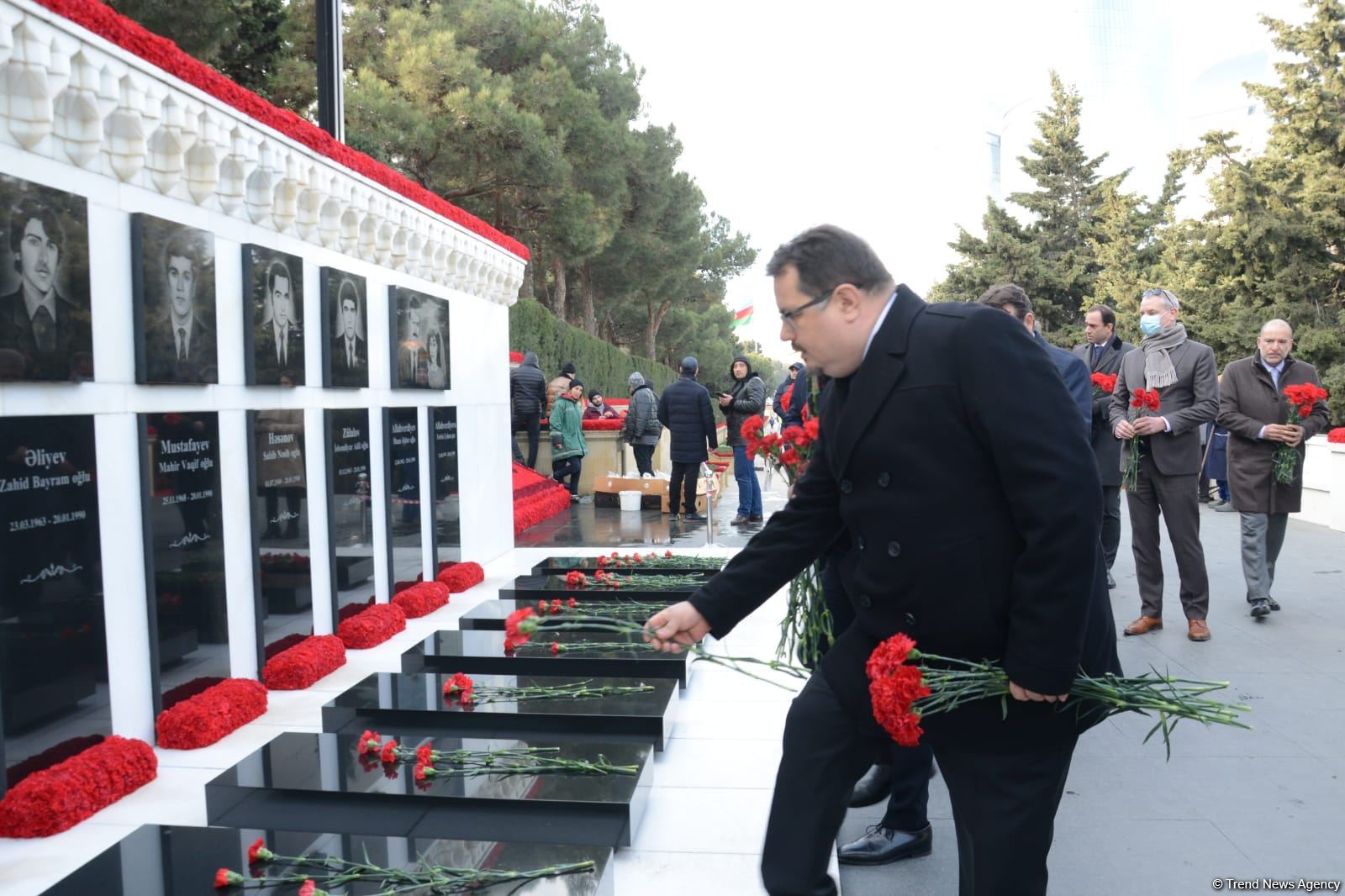 Avropa İttifaqı ölkələrinin səfirləri Şəhidlər Xiyabanını ziyarət edib (FOTO)