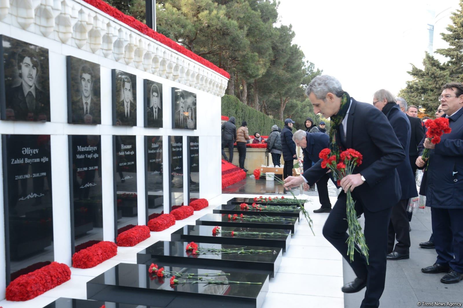 Avropa İttifaqı ölkələrinin səfirləri Şəhidlər Xiyabanını ziyarət edib (FOTO)