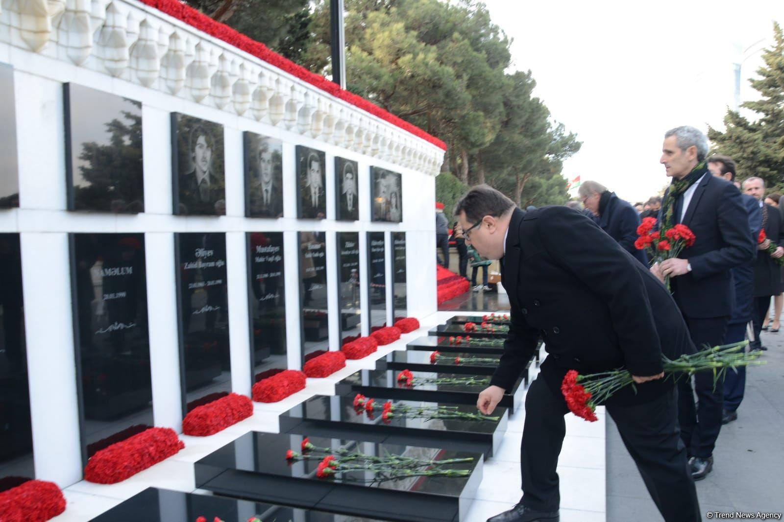 Avropa İttifaqı ölkələrinin səfirləri Şəhidlər Xiyabanını ziyarət edib (FOTO)