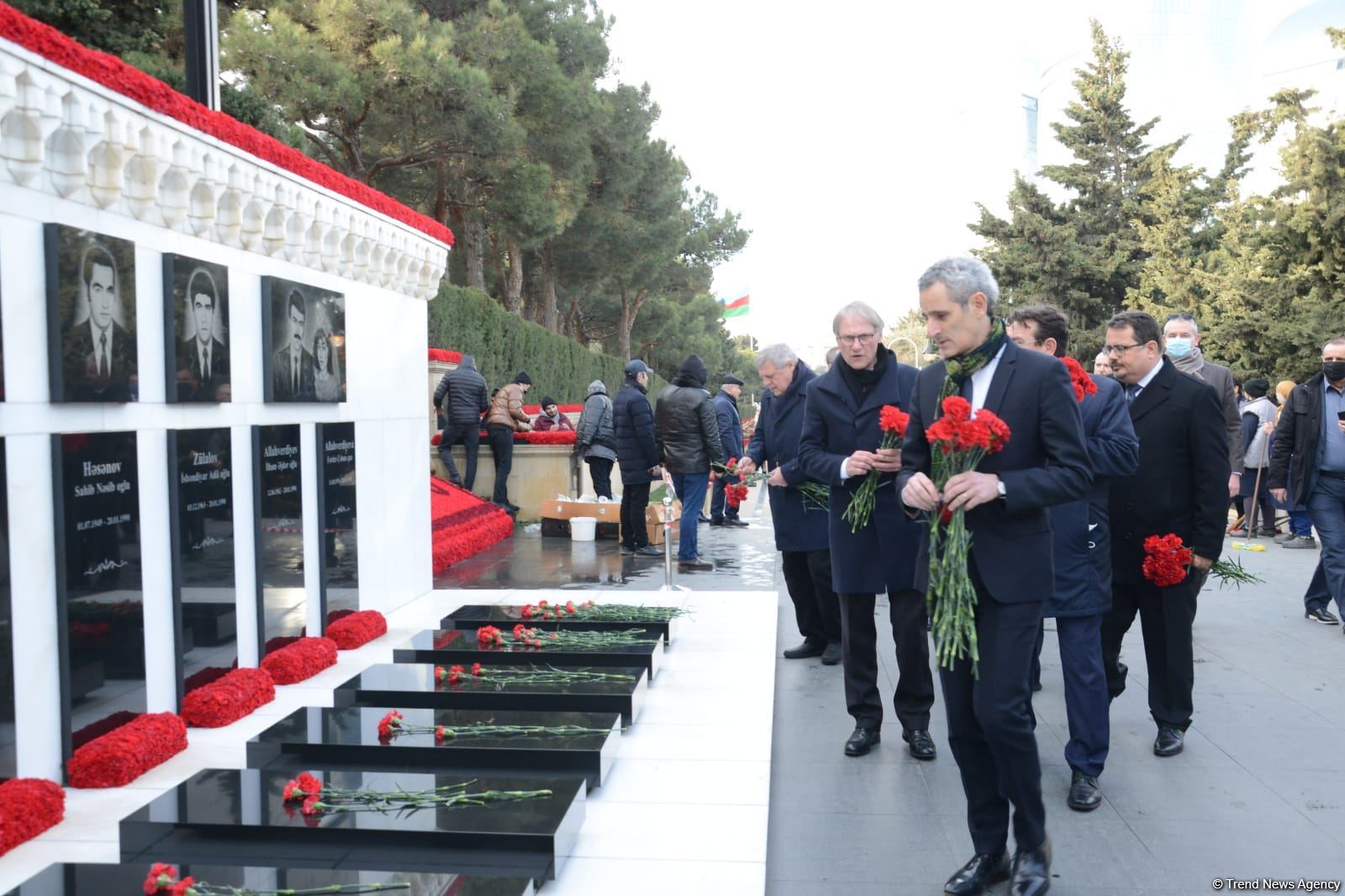 Avropa İttifaqı ölkələrinin səfirləri Şəhidlər Xiyabanını ziyarət edib (FOTO)