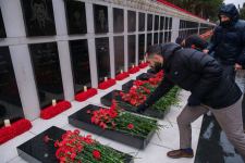 Gənclər təşkilatlarının nümayəndələri Şəhidlər Xiyabanını ziyarət ediblər (FOTO)