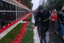 Gənclər təşkilatlarının nümayəndələri Şəhidlər Xiyabanını ziyarət ediblər (FOTO)
