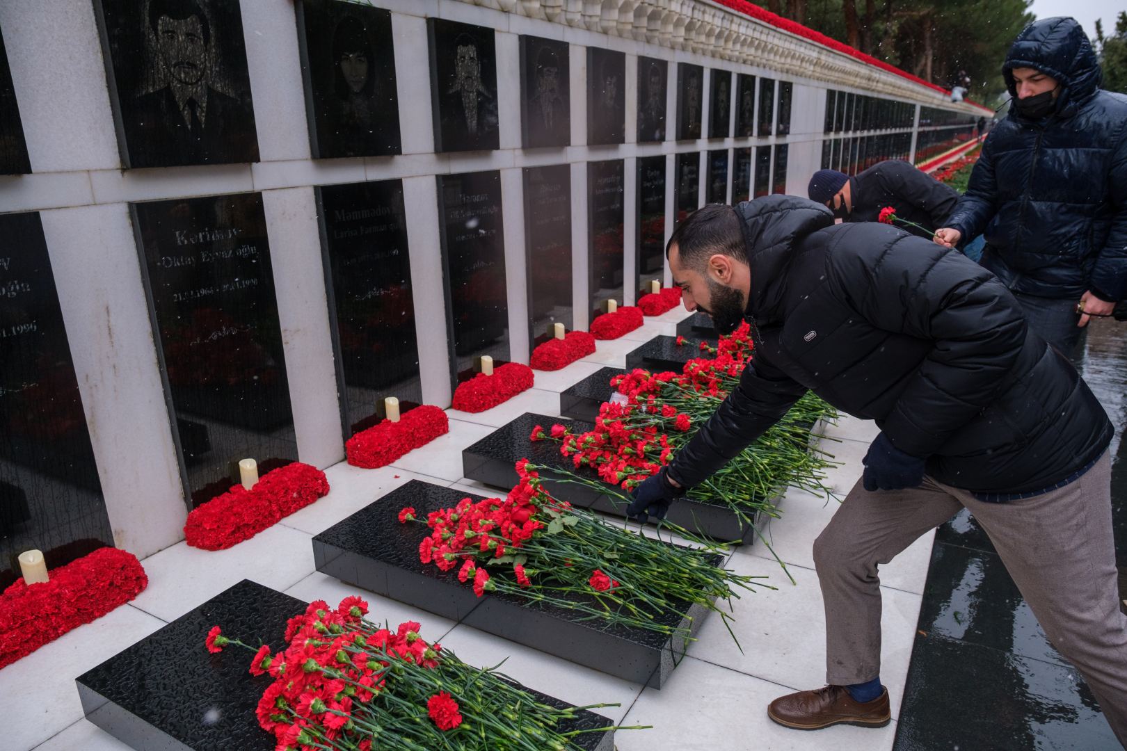 Gənclər təşkilatlarının nümayəndələri Şəhidlər Xiyabanını ziyarət ediblər (FOTO)
