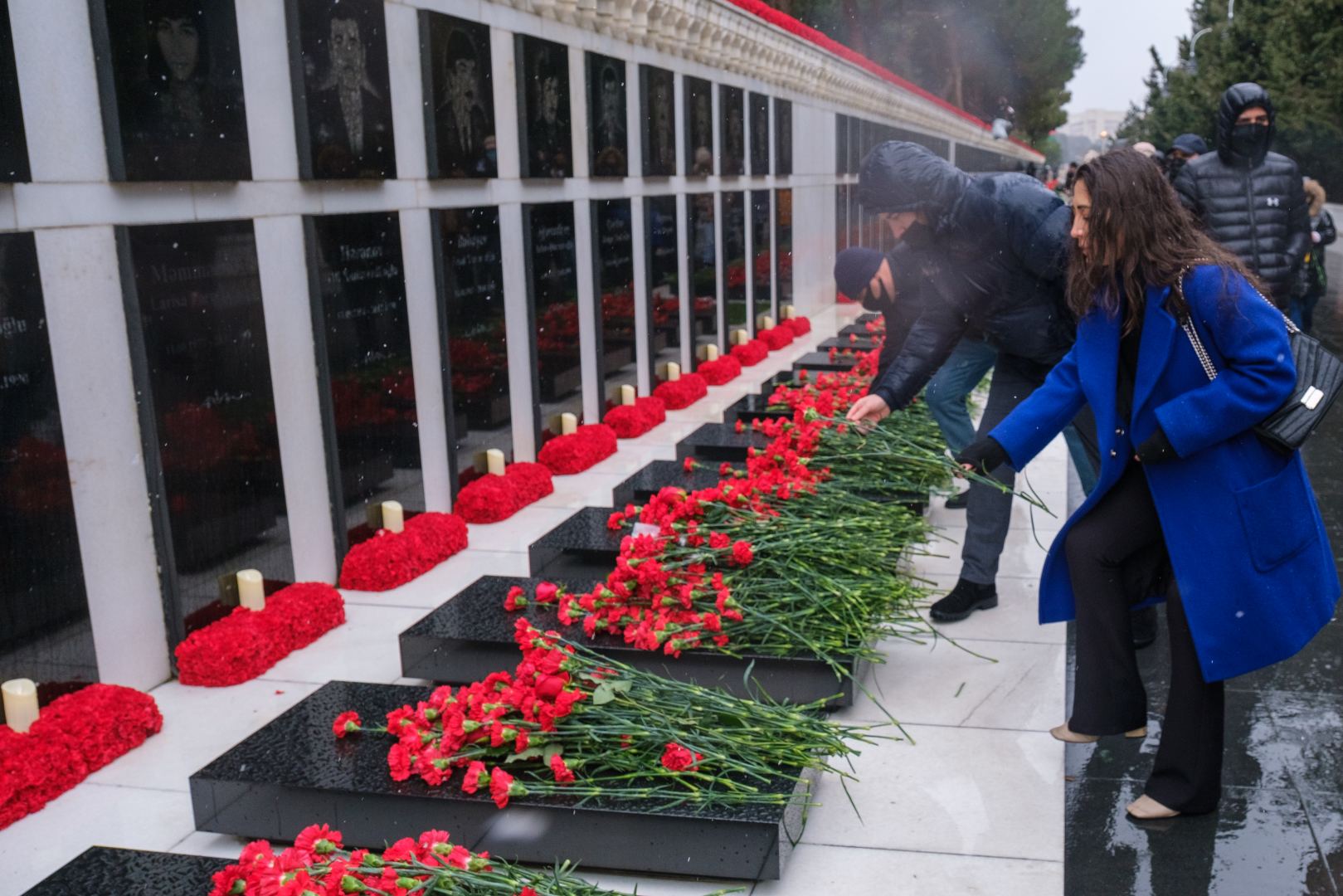 Gənclər təşkilatlarının nümayəndələri Şəhidlər Xiyabanını ziyarət ediblər (FOTO)