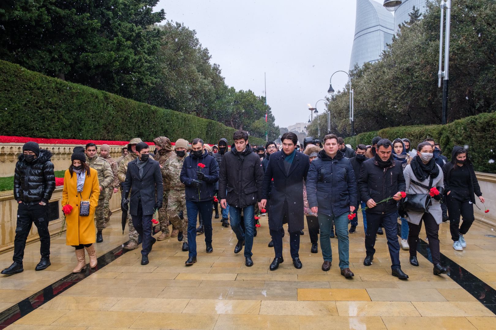 Gənclər təşkilatlarının nümayəndələri Şəhidlər Xiyabanını ziyarət ediblər (FOTO)