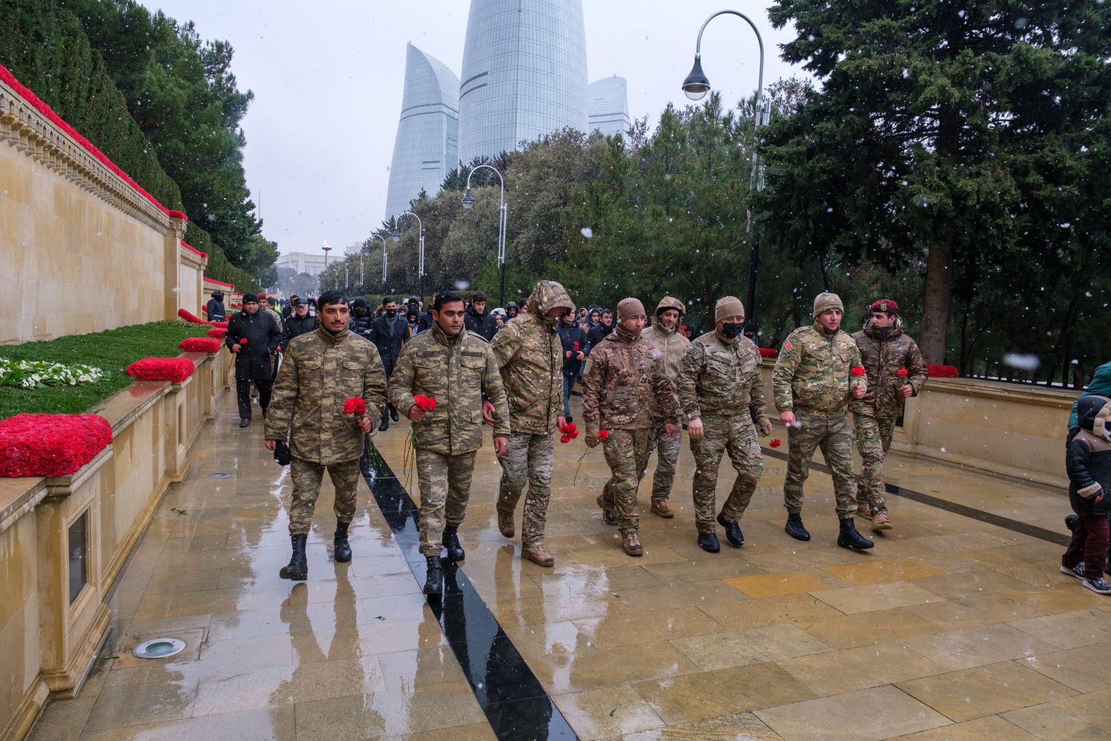 Gənclər təşkilatlarının nümayəndələri Şəhidlər Xiyabanını ziyarət ediblər (FOTO)