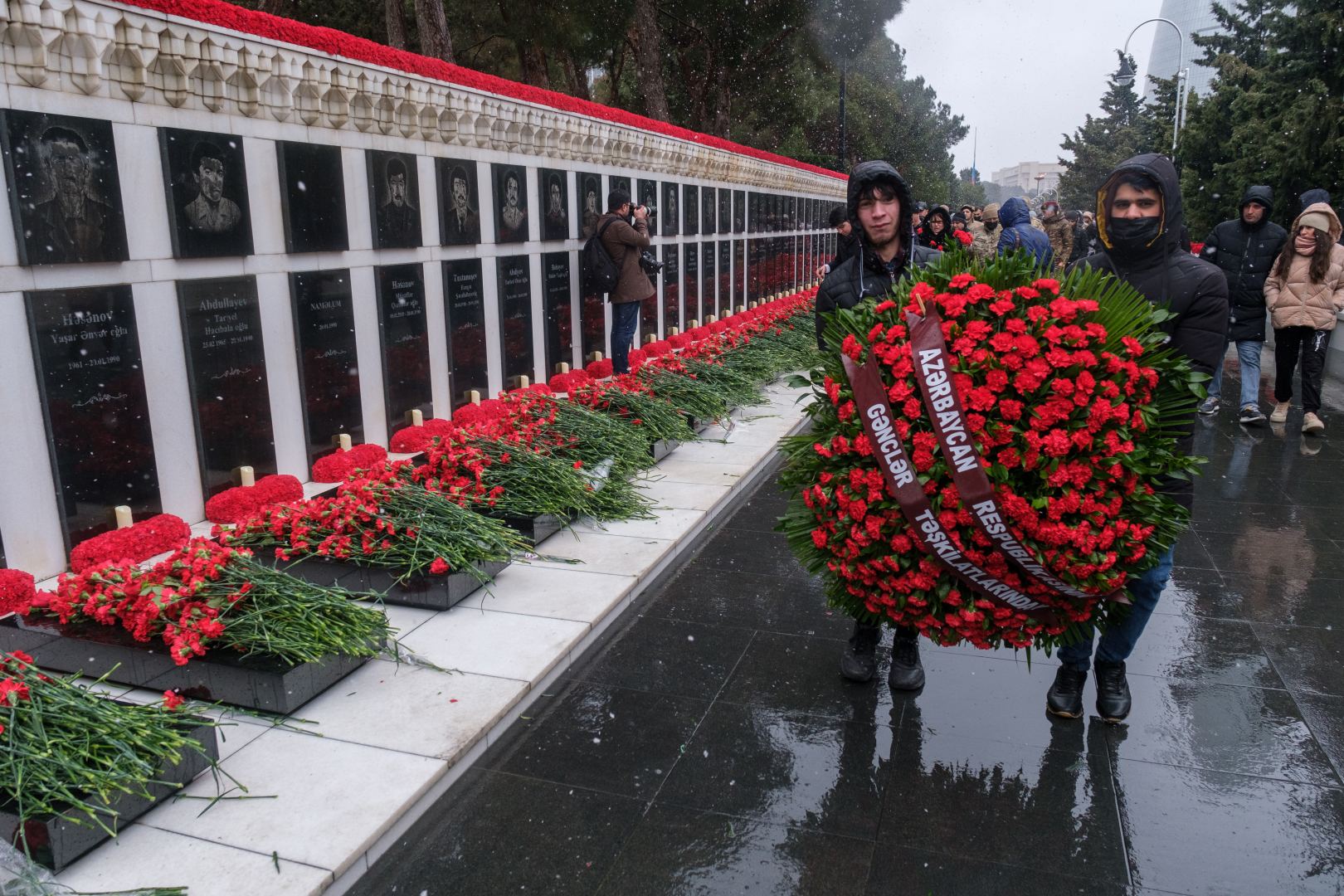 Gənclər təşkilatlarının nümayəndələri Şəhidlər Xiyabanını ziyarət ediblər (FOTO)