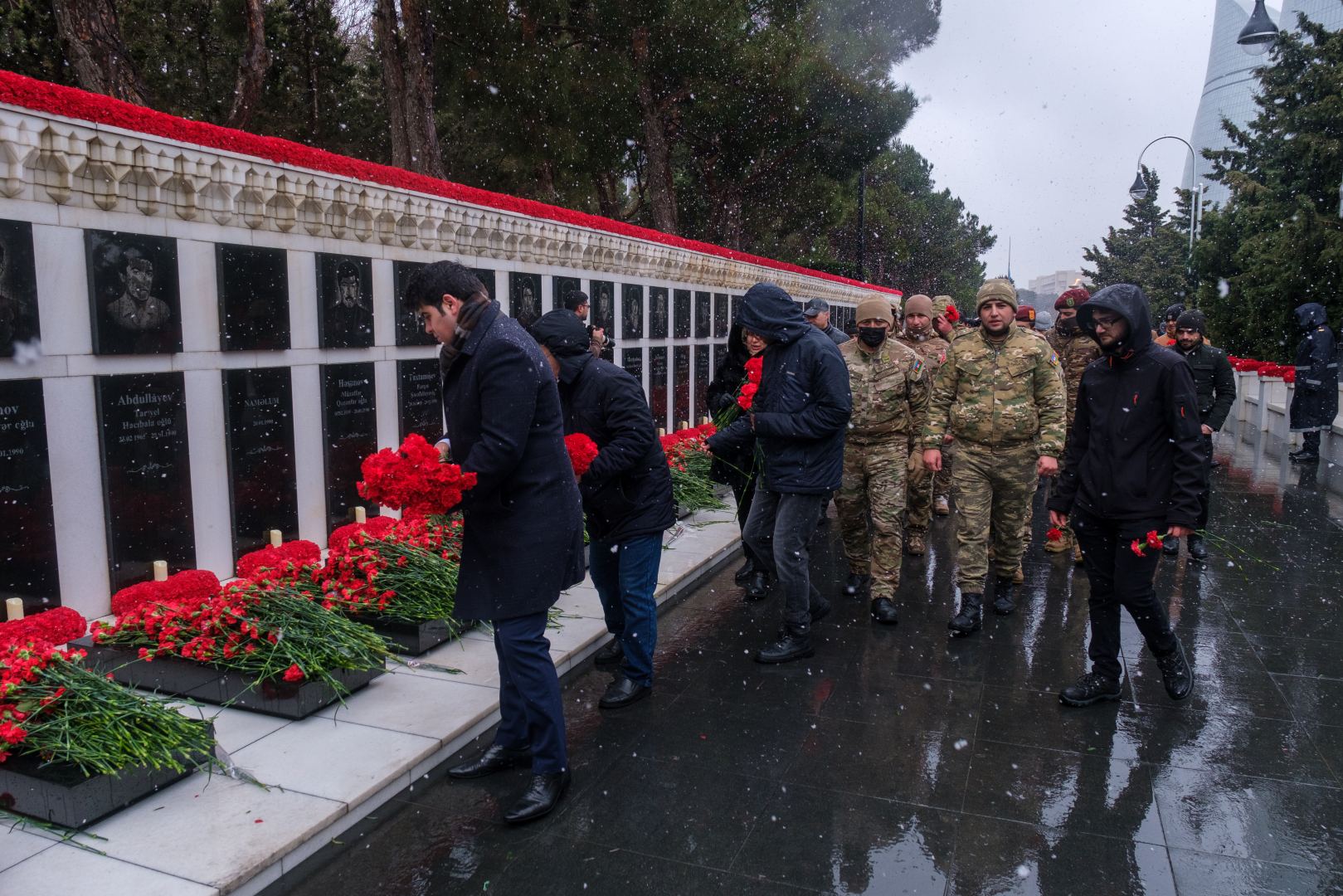 Gənclər təşkilatlarının nümayəndələri Şəhidlər Xiyabanını ziyarət ediblər (FOTO)