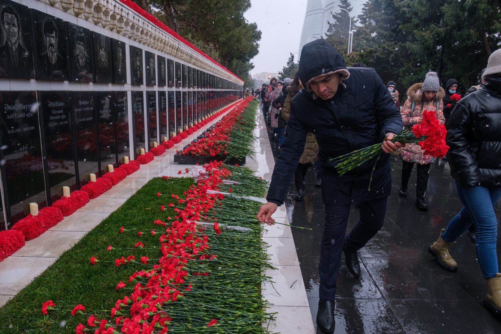 Gənclər təşkilatlarının nümayəndələri Şəhidlər Xiyabanını ziyarət ediblər (FOTO)