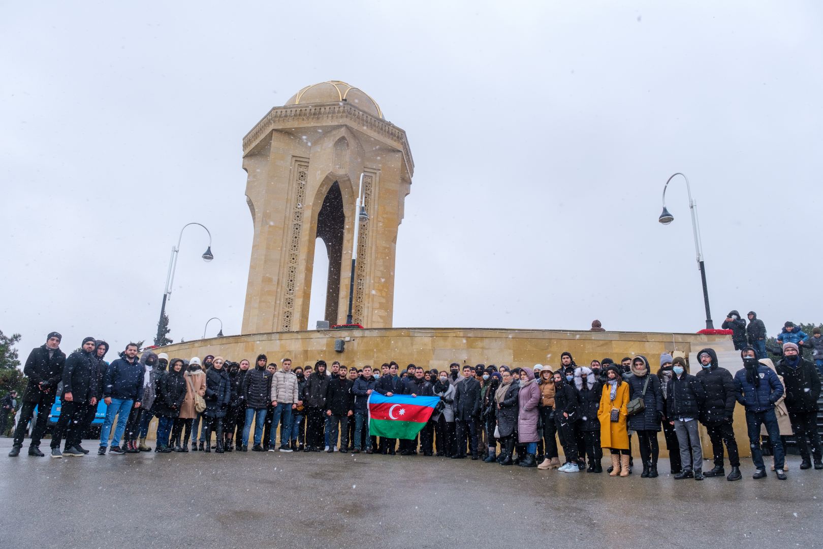 Gənclər təşkilatlarının nümayəndələri Şəhidlər Xiyabanını ziyarət ediblər (FOTO)