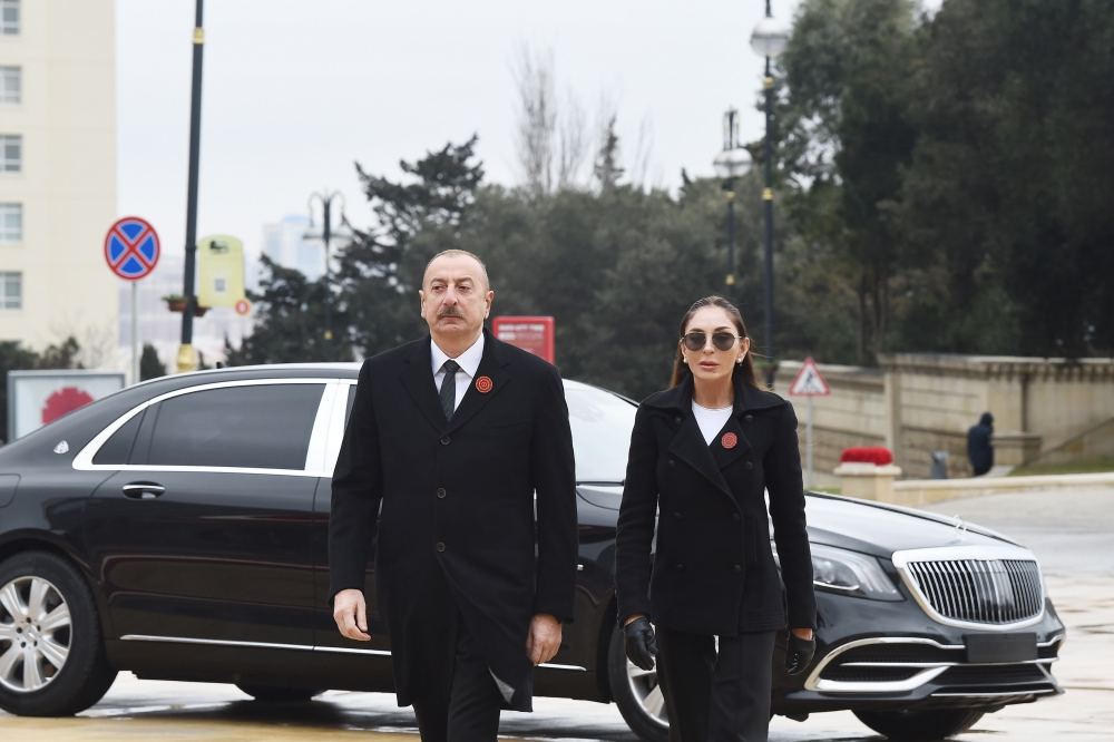 Prezident İlham Əliyev və Birinci xanım Mehriban Əliyeva 20 Yanvar faciəsinin ildönümü ilə əlaqədar Şəhidlər xiyabanını ziyarət ediblər (YENİLƏNİB) (FOTO/VİDEO)