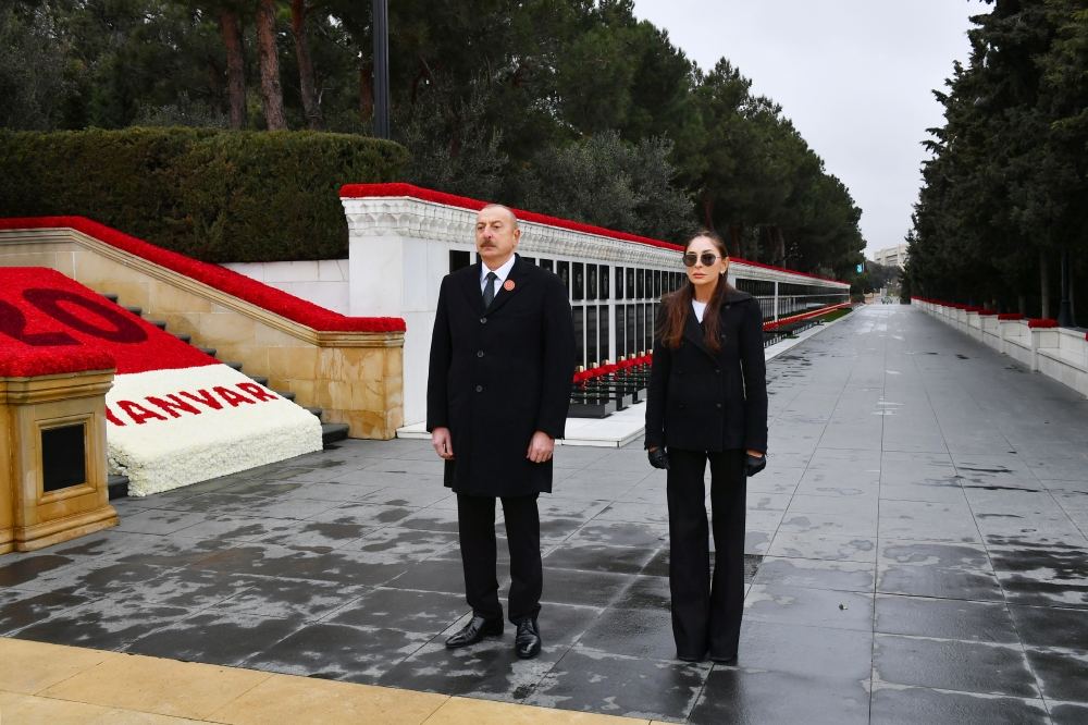 Prezident İlham Əliyev və Birinci xanım Mehriban Əliyeva 20 Yanvar faciəsinin ildönümü ilə əlaqədar Şəhidlər xiyabanını ziyarət ediblər (YENİLƏNİB) (FOTO/VİDEO)