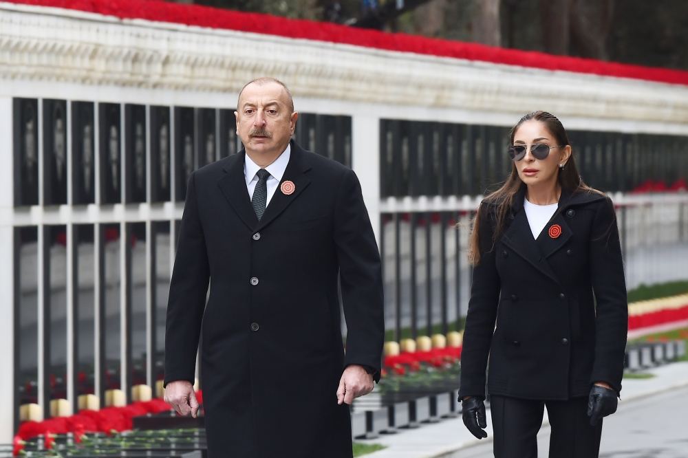 Prezident İlham Əliyev və Birinci xanım Mehriban Əliyeva 20 Yanvar faciəsinin ildönümü ilə əlaqədar Şəhidlər xiyabanını ziyarət ediblər (YENİLƏNİB) (FOTO/VİDEO)