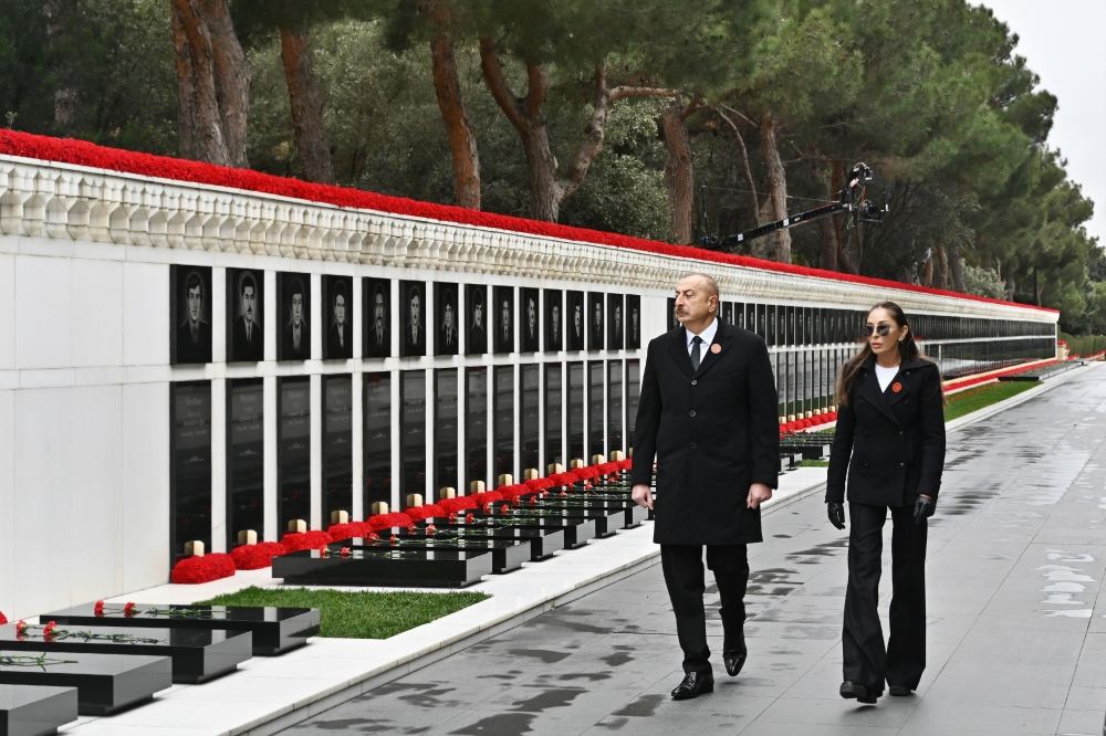 Prezident İlham Əliyev və Birinci xanım Mehriban Əliyeva 20 Yanvar faciəsinin ildönümü ilə əlaqədar Şəhidlər xiyabanını ziyarət ediblər (YENİLƏNİB) (FOTO/VİDEO)