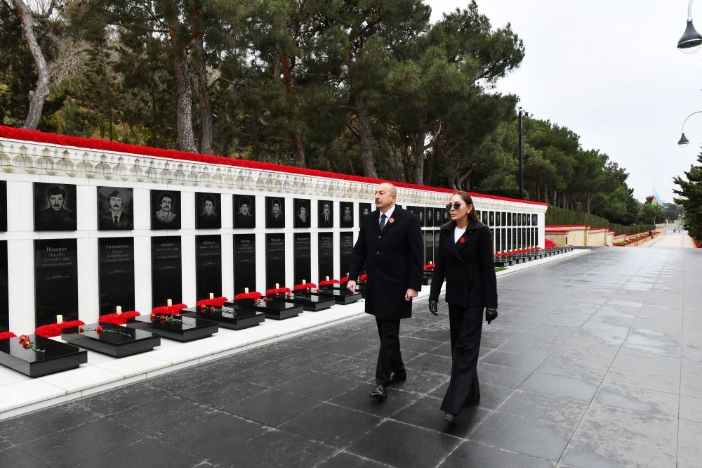 Prezident İlham Əliyev və Birinci xanım Mehriban Əliyeva 20 Yanvar faciəsinin ildönümü ilə əlaqədar Şəhidlər xiyabanını ziyarət ediblər (YENİLƏNİB) (FOTO/VİDEO)