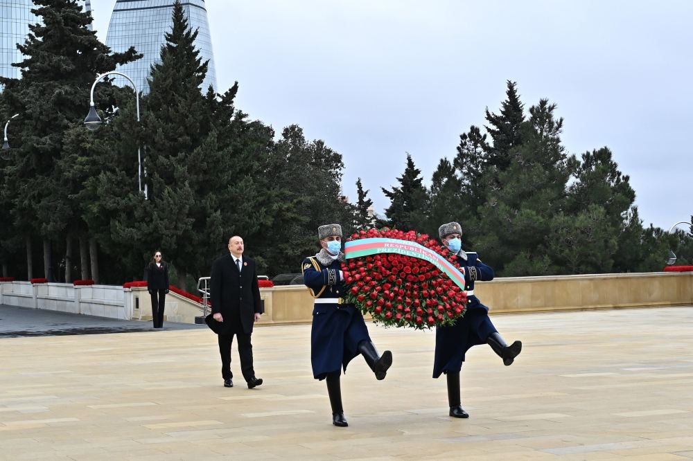 Prezident İlham Əliyev və Birinci xanım Mehriban Əliyeva 20 Yanvar faciəsinin ildönümü ilə əlaqədar Şəhidlər xiyabanını ziyarət ediblər (YENİLƏNİB) (FOTO/VİDEO)