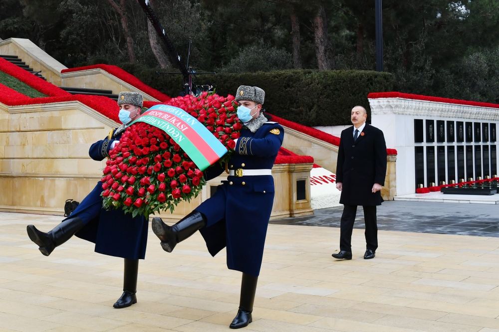 Prezident İlham Əliyev və Birinci xanım Mehriban Əliyeva 20 Yanvar faciəsinin ildönümü ilə əlaqədar Şəhidlər xiyabanını ziyarət ediblər (YENİLƏNİB) (FOTO/VİDEO)